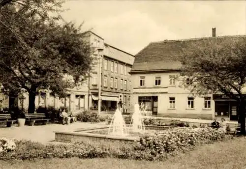 Ak Schkeuditz in Sachsen, Markt, Springbrunnen