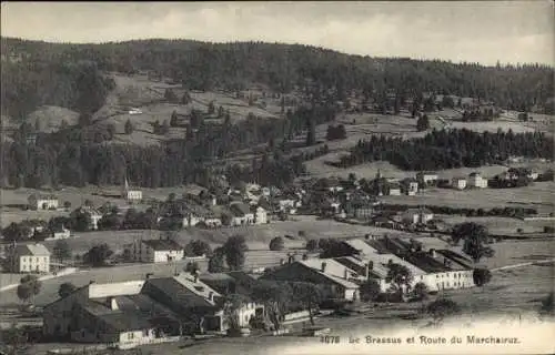 Ak Le Brassus Vallée de Joux Kanton Waadt, Landschaft von  Route du Marchairuz, Berge, Dorfans...