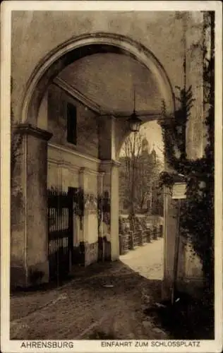 Ak Ahrensburg in Holstein, Einfahrt zum Schlossplatz
