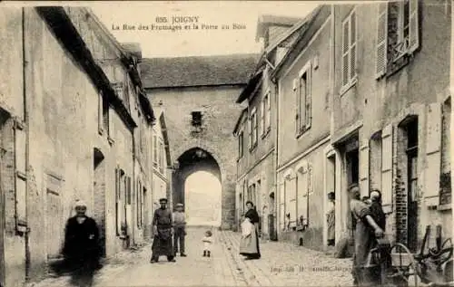 Ak Joigny Yonne, Straße mit Gebäuden, Tor, Menschen,  Ansicht