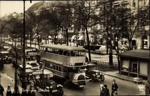Ak Berlin Mitte, Unter den Linden Ecke Friedrichstraße, Omnibusse, Autos