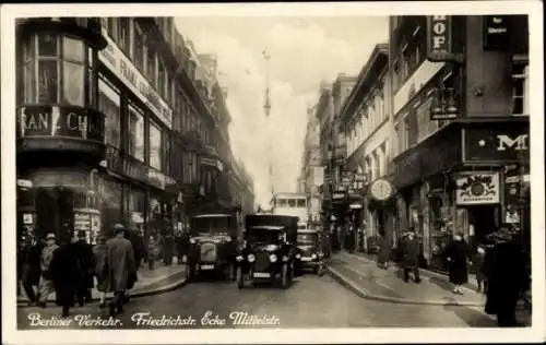 Ak Berlin Mitte, Berliner Verkehr, Friedrichstraße, Ecke Mittelstraße,  Autos, Geschäfte