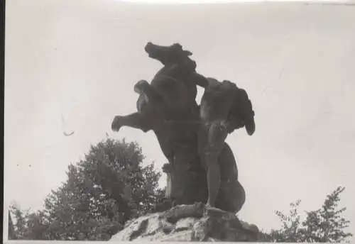 Original Foto Berlin Wilmersdorf, Siegfriedbrunnen am Rüdesheimer Platz, um 1946, ca. 12 x 17 cm