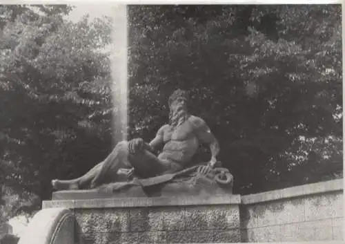 Original Foto Berlin Wilmersdorf, Siegfriedbrunnen am Rüdesheimer Platz, um 1946, ca. 12 x 17 cm