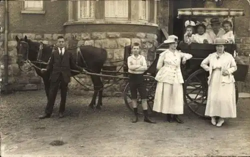 Foto Ak Menschengruppe, Frauen, Kinder in der Kutsche, Pferd