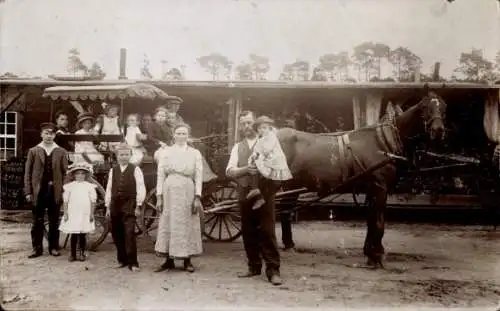 Foto Ak Menschengruppe, Familie, Kinder, Kutsche