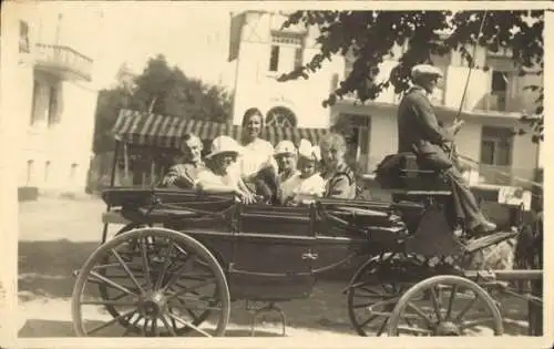 Foto Ak Kinder in der Kutsche, Gruppenfoto, Kutscher