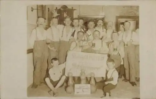Foto Ak Menschengruppe, Männer, Kegelklub