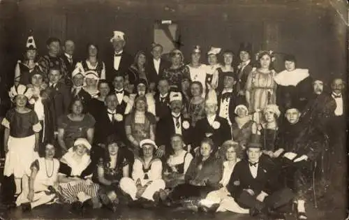 Foto Ak Menschengruppe, Frauen und Männer in Kostümen