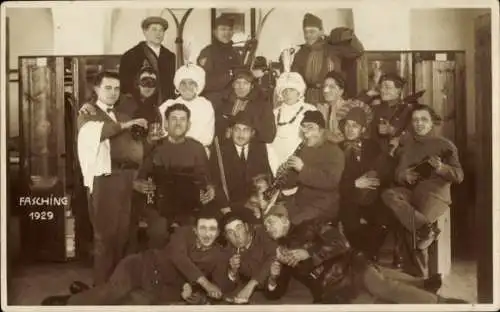 Foto Ak Menschengruppe, Frauen und Männer in Kostümen, Fasching 1929