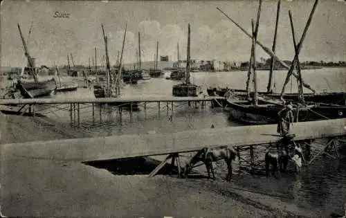 Ak Suez Ägypten, Hafenansicht, Boote, Dächer, Holzstelzen, Wasser