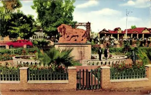 Ak Basra Basrah Irak, Die Löwe von Babylon, monumentales Denkmal, Gartenanlage, Besucher