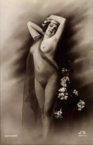 Ak Frau mit entblößtem Busen, Erotik, Blumen