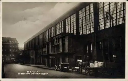 Ak Berlin Mitte, Bahnhof Friedrichstraße, Gepäckannahme