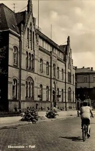 Ak Eberswalde im Kreis Barnim, Radfahrerin an der Post