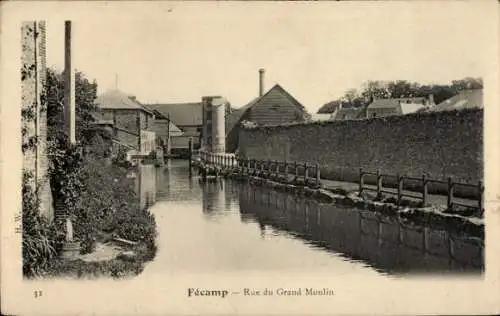 Ak Fécamp Seine Maritime, Schmaler Kanal, Backsteingebäude, Zaun, ruhige Atmosphäre