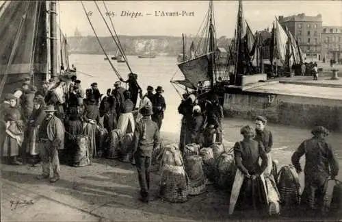 Ak Dieppe Seine Maritime, Hafenansicht, Menschen mit Säcken, Boote im Hintergrund