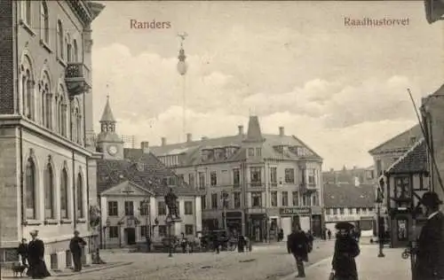 Ak Randers Dänemark, Historical building, town square, people walking, cloudy sky