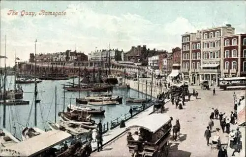 Ak Ramsgate Kent England, Hafenansicht, alte Boote, Menschen auf der Straße, historische Archi...