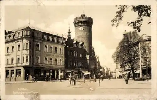 Ak Cottbus in der Niederlausitz, Spremberger Turm, Passanten