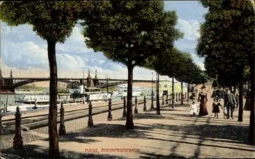 Ak Mainz am Rhein, Rheinpromenade, Brücke, Schiffe, Spaziergänger, Bäume