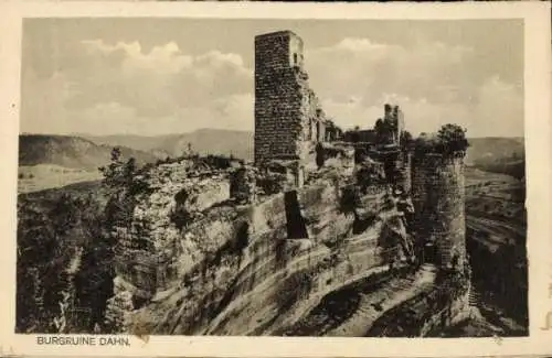 Ak Dahn in der Pfalz, Burgruine  eindrucksvolle Ruine auf einem Felsen, Schwarz-Weiß-Aufnahme