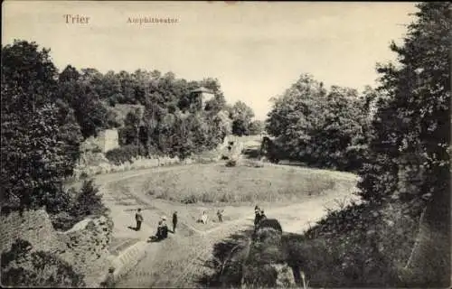 Ak Trier an der Mosel, Amphitheater, Menschen, Bäume, Landschaft