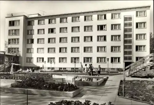 Ak Jößnitz im Vogtland, Erholungsheim Richard Mildenstrey, mehrere Personen, Gartenanlage, Meh...