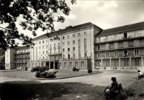 Ak Friedrichroda im Thüringer Wald, Erholungsheim Walter Ulbricht, große Gebäude, Parkanlage, ...