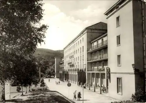 Ak Friedrichroda im Thüringer Wald, FDGB-Ferienheim Walter Ulbricht, klassisches Gebäude, Stra...