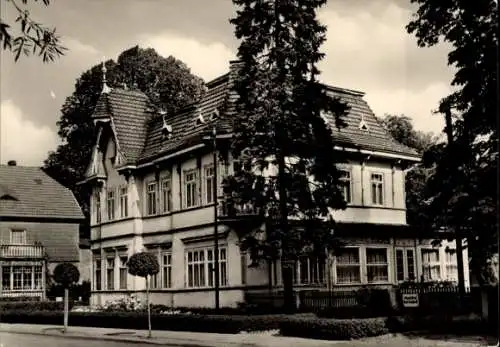 Ak Bad Tennstedt in Thüringen, Historisches Gebäude, Kuranlage, Bäume im Vordergrund