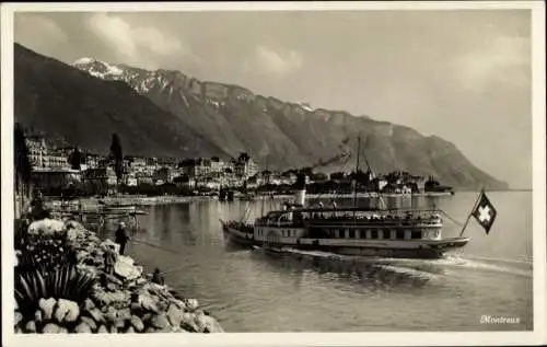 Ak Montreux Kanton Waadt Schweiz, Boot auf dem Wasser, Berge im Hintergrund, Stadtansicht, Sch...