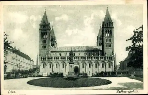 Ak Pécs Fünfkirchen Ungarn, Székes-egyház, monumentales Gebäude mit Türmen, Statue im Garten