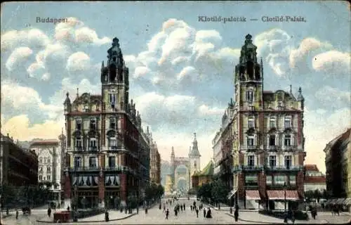 Ak Budapest Ungarn,  Klotild-Palais, beeindruckende Architektur, Himmel mit Wolken