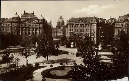 Ak Budapest Ungarn, Stadtansicht, Freiheits-Platz, beeindruckende Gebäude, parkähnliche Fläche