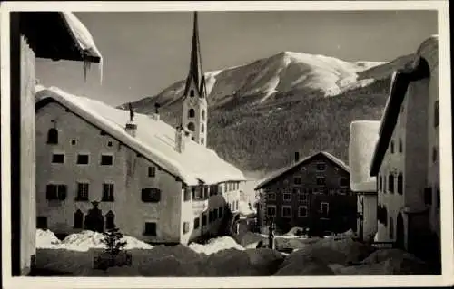 Ak Zuoz Kanton Graubünden, Verschneite Häuser, Kirchturm, Berglandschaft, Winterlandschaft