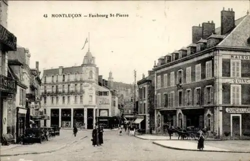 Ak Montluçon Allier, Vorderansicht der Straße,  Gebäude, Menschen, Pferdewagen