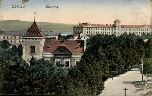 Ak Turnov Turnau Region Reichenberg, Stadtansicht, Kasárna Gebäude, parkähnliche Umgebung, Ber...