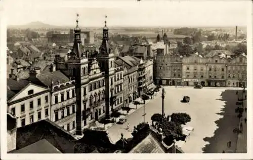 Ak Pardubice Pardubitz Stadt, Historisches Stadtbild, Mauer mit Türmen, Platz mit Fahrzeug, Me...