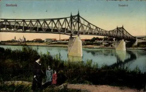 Ak Szolnok Sollnock Ungarn, Tiszahid, Blick auf eine Brücke, Frau mit Kindern