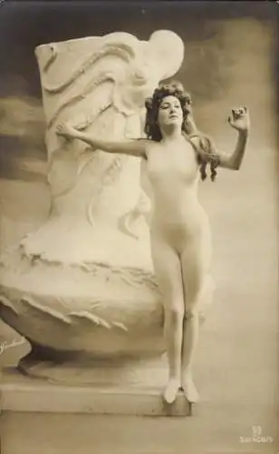 Foto Ak Frauenportrait, Skulptur, Vase