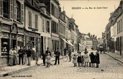 Ak Hesdin Pas de Calais, Straßenszene, Kinder, Geschäft, Laternen, Fahrräder,  Gebäude