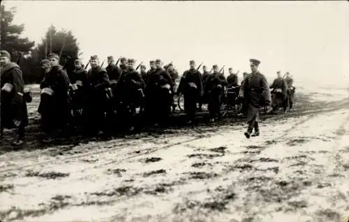 Foto Ak Deutsche Soldaten in Uniformen, Marsch