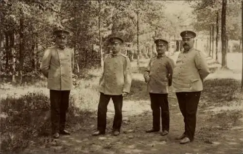 Foto Ak Vier deutsche Soldaten in Uniform auf einem Waldweg