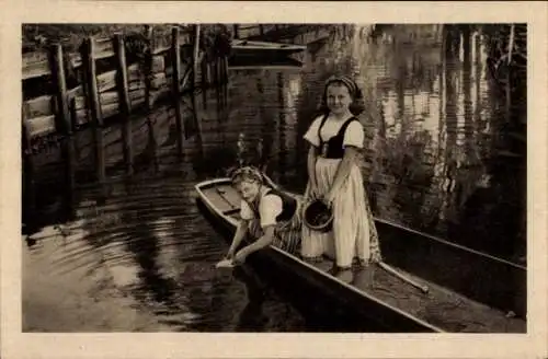 Ak Spreewald Idyll, Ruderboot, Tracht