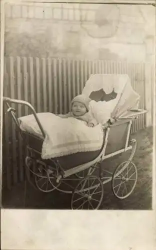 Foto Ak Kleines Kind, Kinderwagen