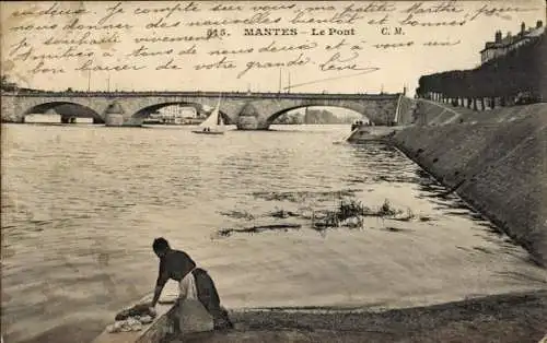 Ak Mantes sur Seine Yvelines, Brücke über Wasser, Boot, Ufer mit Person, Gebäuden im Hintergrund