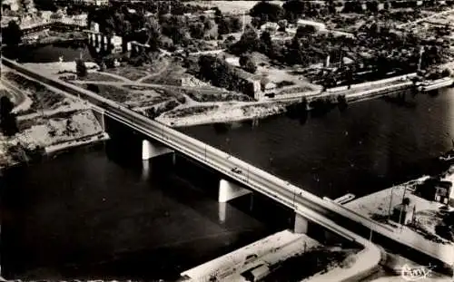 Ak Mantes Yvelines, Luftaufnahme der Stadt Mantes, Brücke, Fluss, Gebäude, Bäume