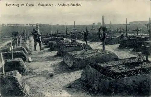 Ak Gussew Gumbinnen Ostpreußen, Soldatenfriedhof, Gräber, Soldat, Trauer