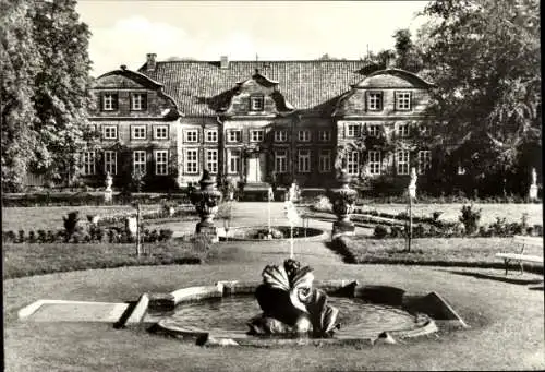 Ak Blankenburg am Harz, Heimatmuseum, Garten mit Brunnen, historische Architektur
